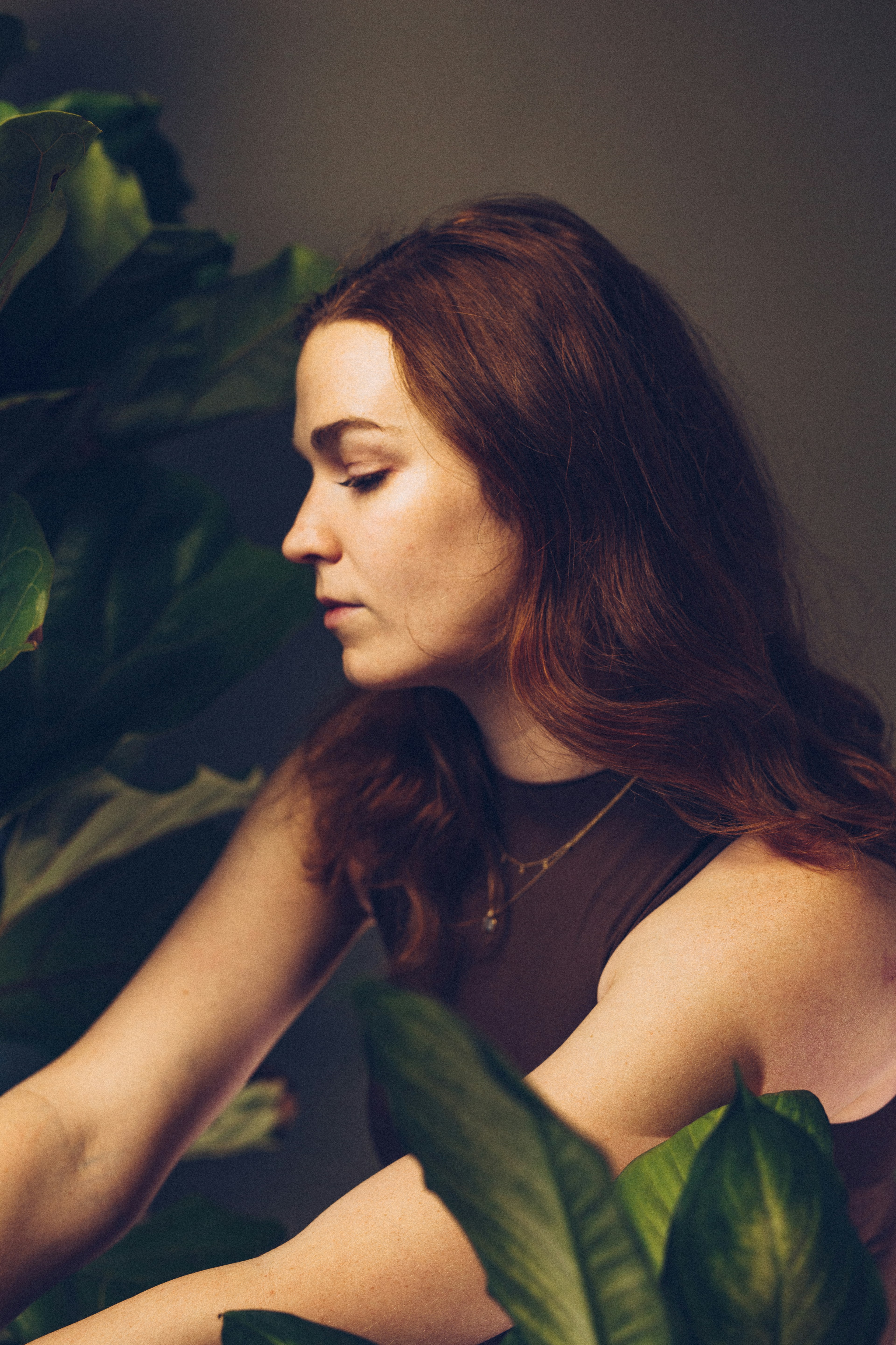 黒いタンクトップの女性