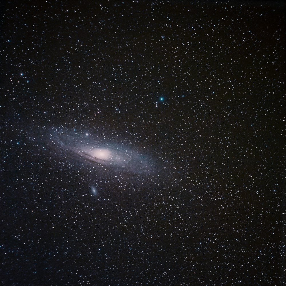 Cielo de galaxias azules y blancas