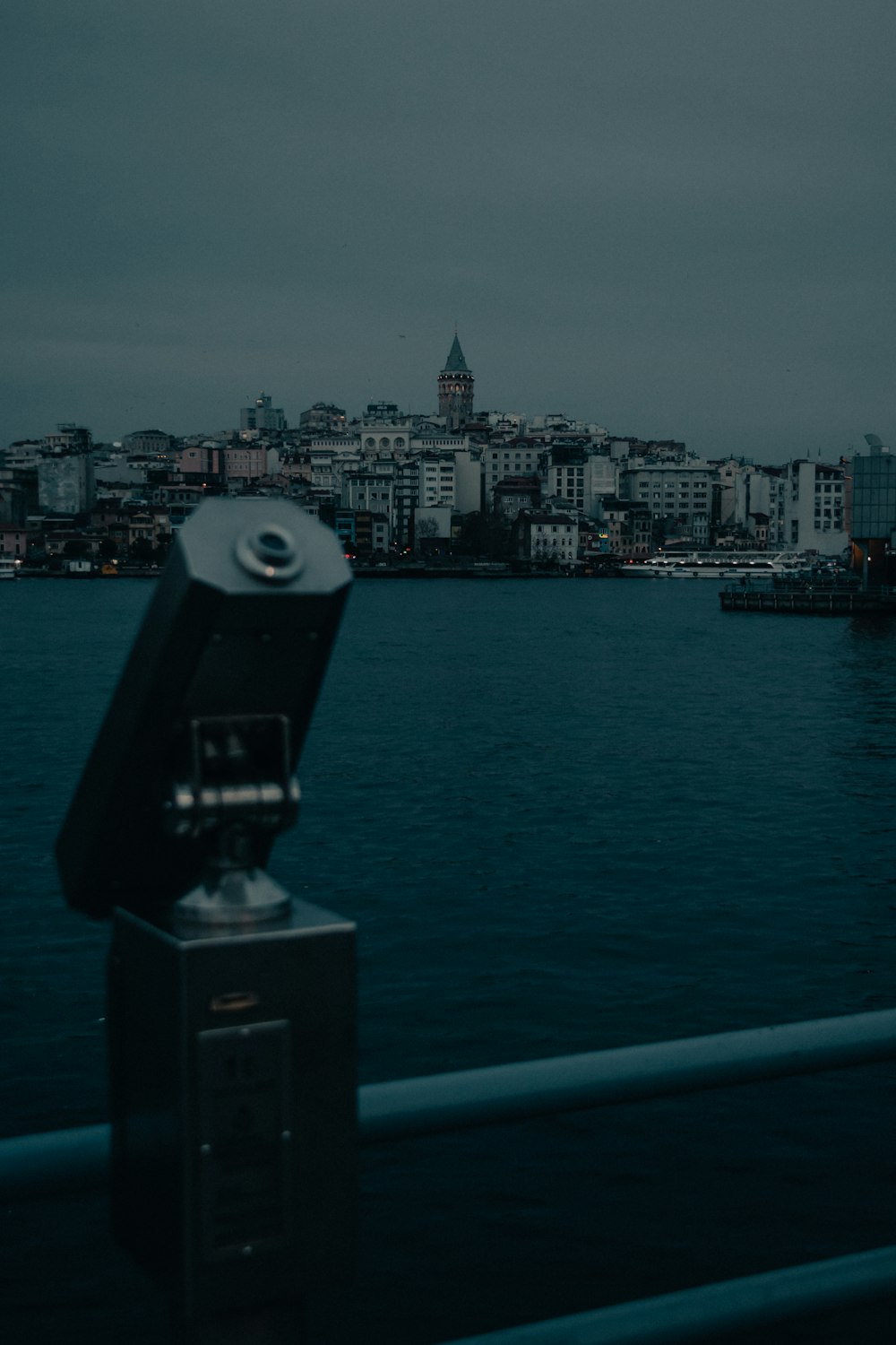 Horizonte de la ciudad a través del cuerpo de agua durante el día