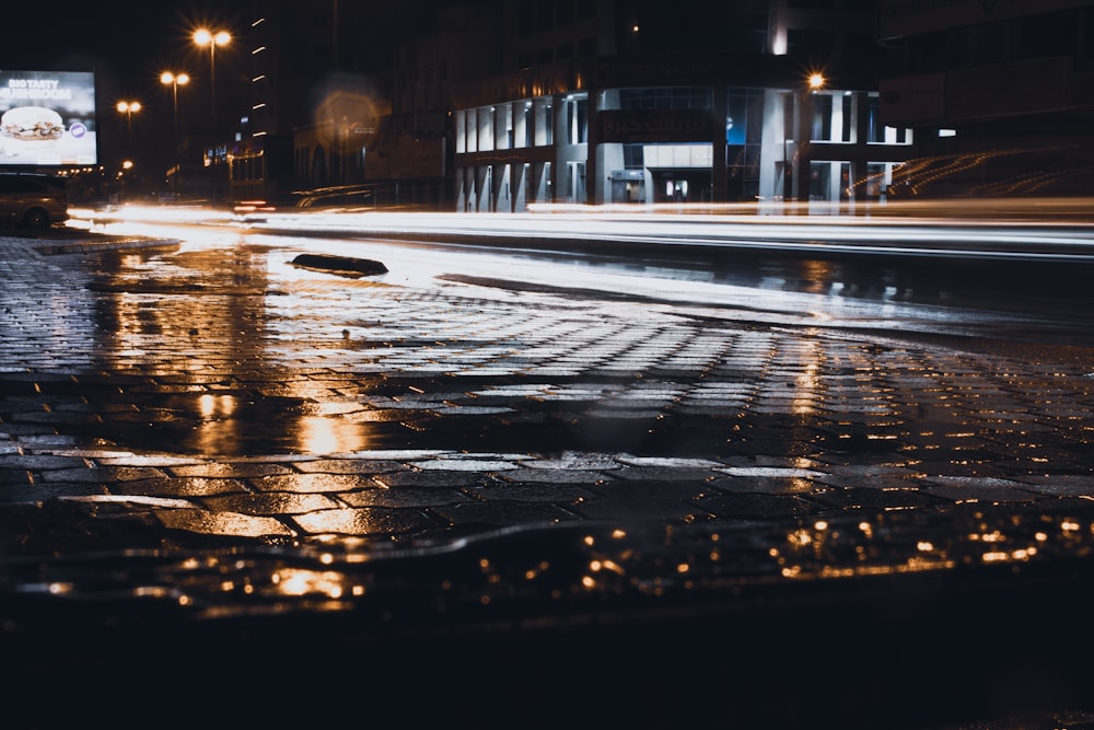 luzes da cidade na estrada durante a noite