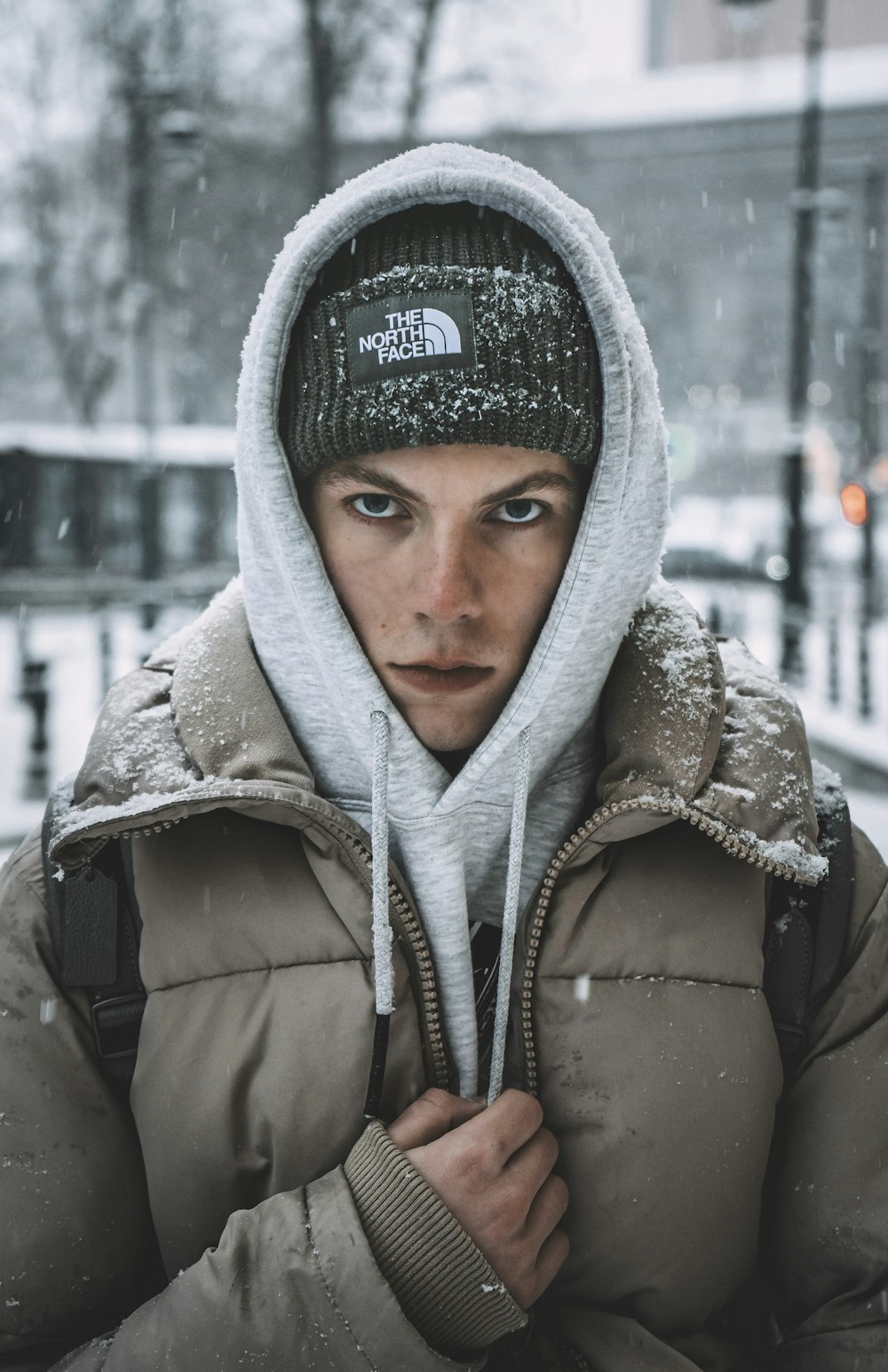 donna in felpa con cappuccio grigia che indossa un berretto in maglia grigio