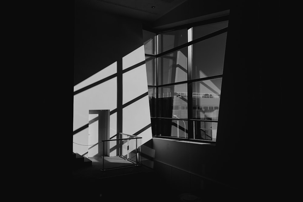 Foto en escala de grises de la ventana de vidrio