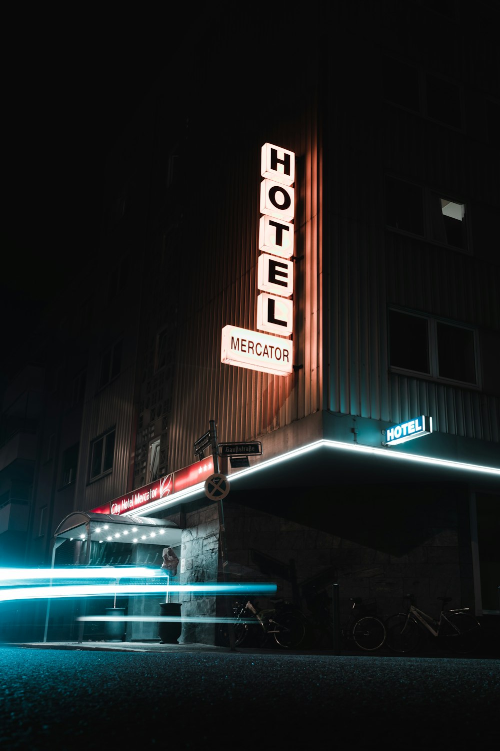 a hotel sign lit up in the dark