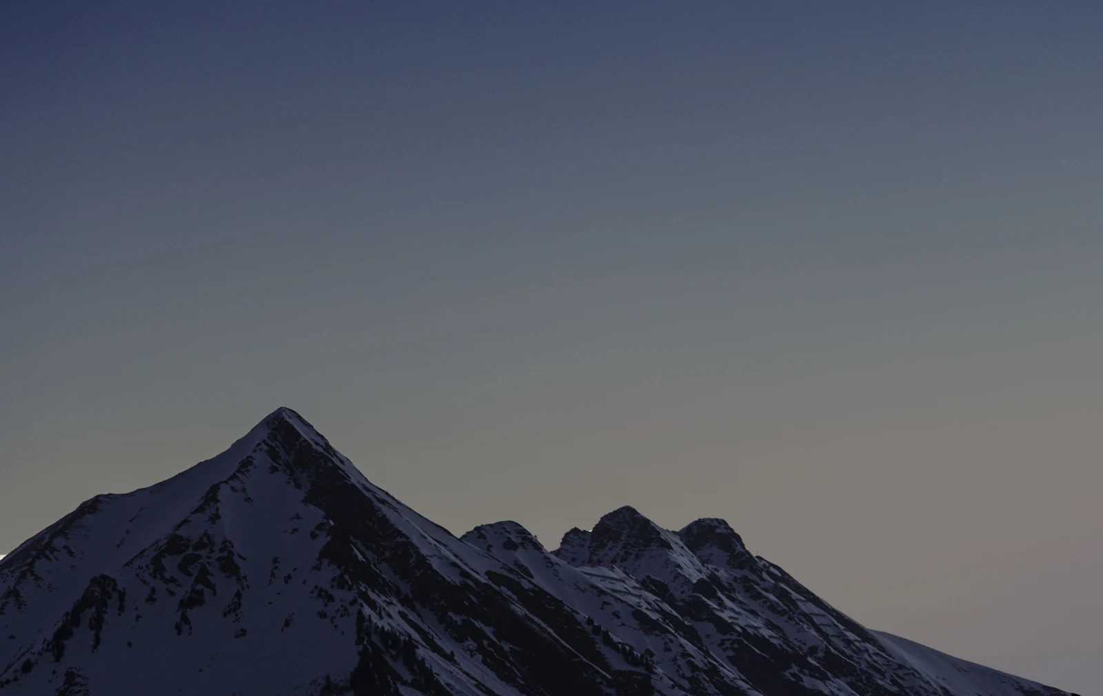Sommets enneigés au-dessus de Leysin, dans les Alpes vaudoises (Suisse)