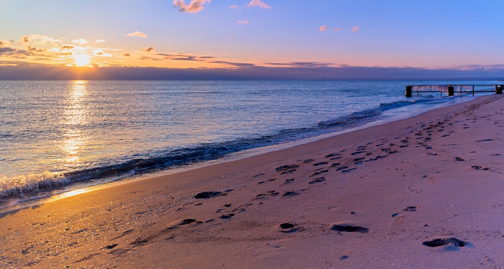 blauer Himmel über dem Meer tagsüber