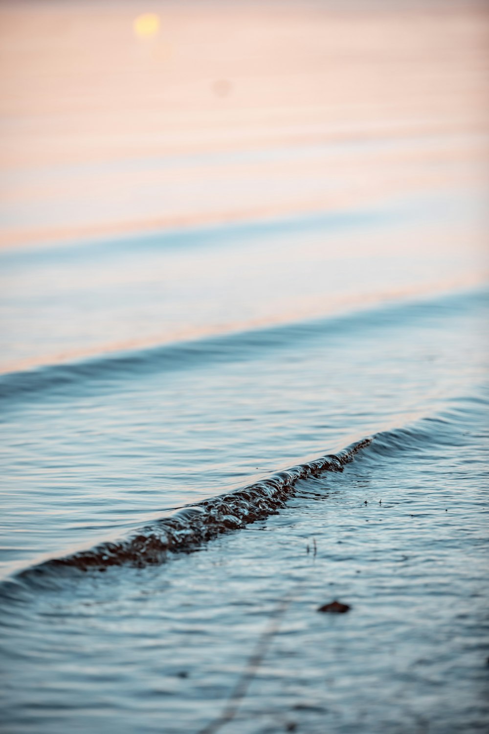 Onde del mare che si infrangono sulla riva durante il tramonto