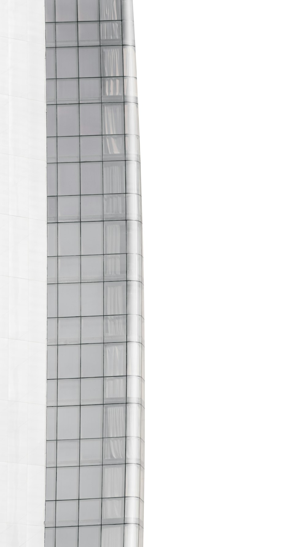 Weißes Betongebäude mit Glasfenstern