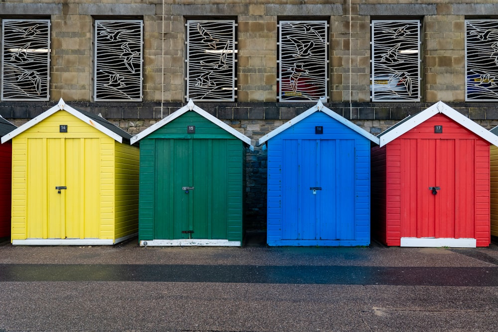 Portes en bois bleues, rouges, jaunes et vertes