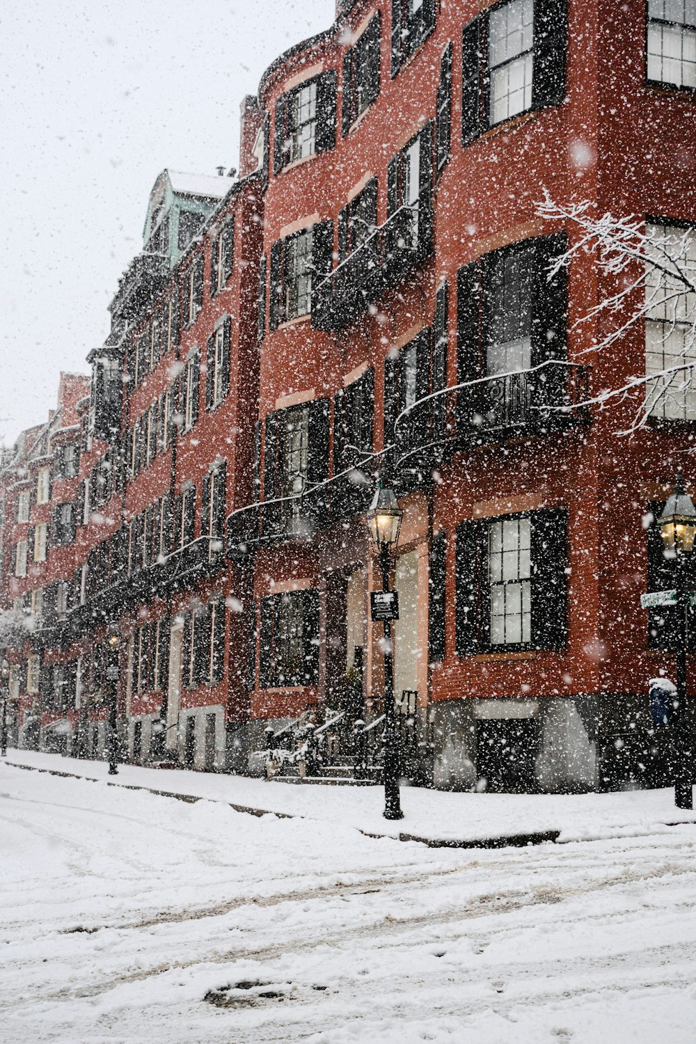 Edificio de hormigón marrón cubierto de nieve durante el día