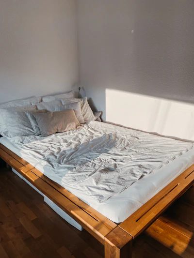 White and grey bed linen in morning light, Simon Karemann / Unsplash