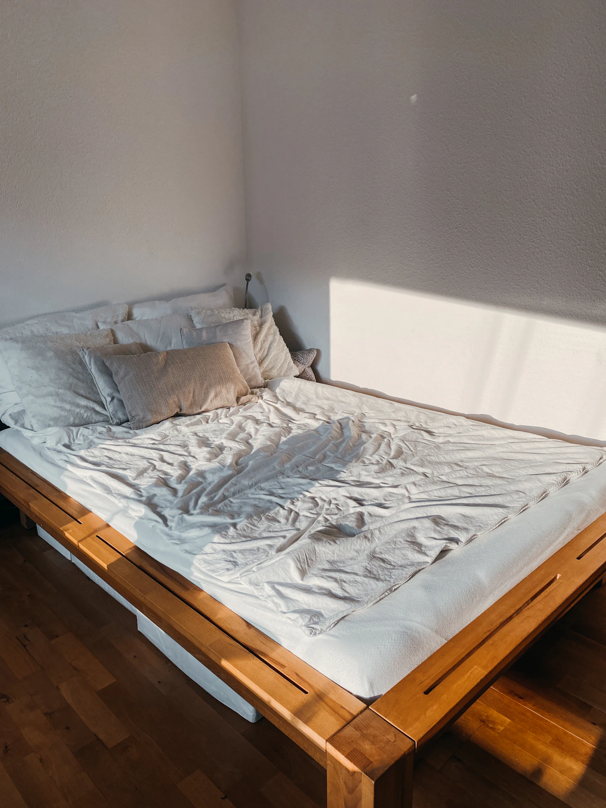 White and grey bed linen in morning light, Simon Karemann / Unsplash