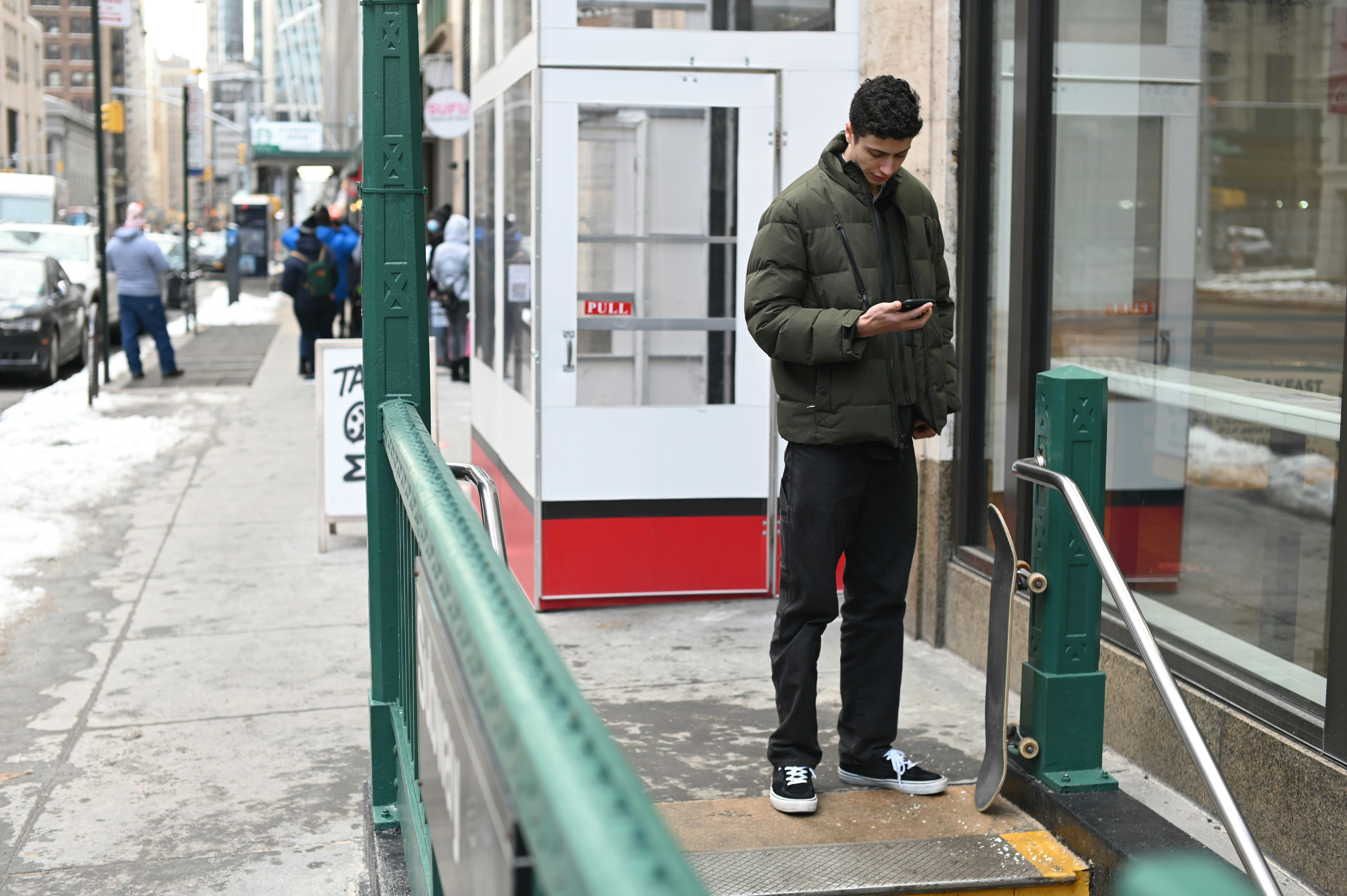 Free Phone Charging Stations in NYC: Safe Ways to Power Up Near You