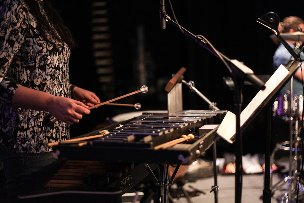 femme jouant du piano pendant la journée