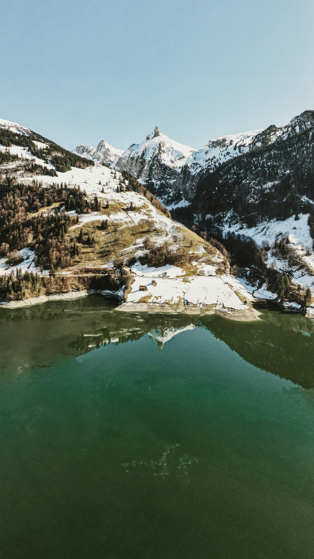 lago en medio de montañas cubiertas de nieve