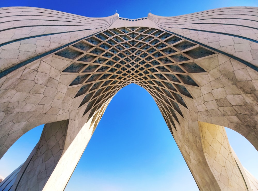 Weißes Betongebäude unter blauem Himmel tagsüber