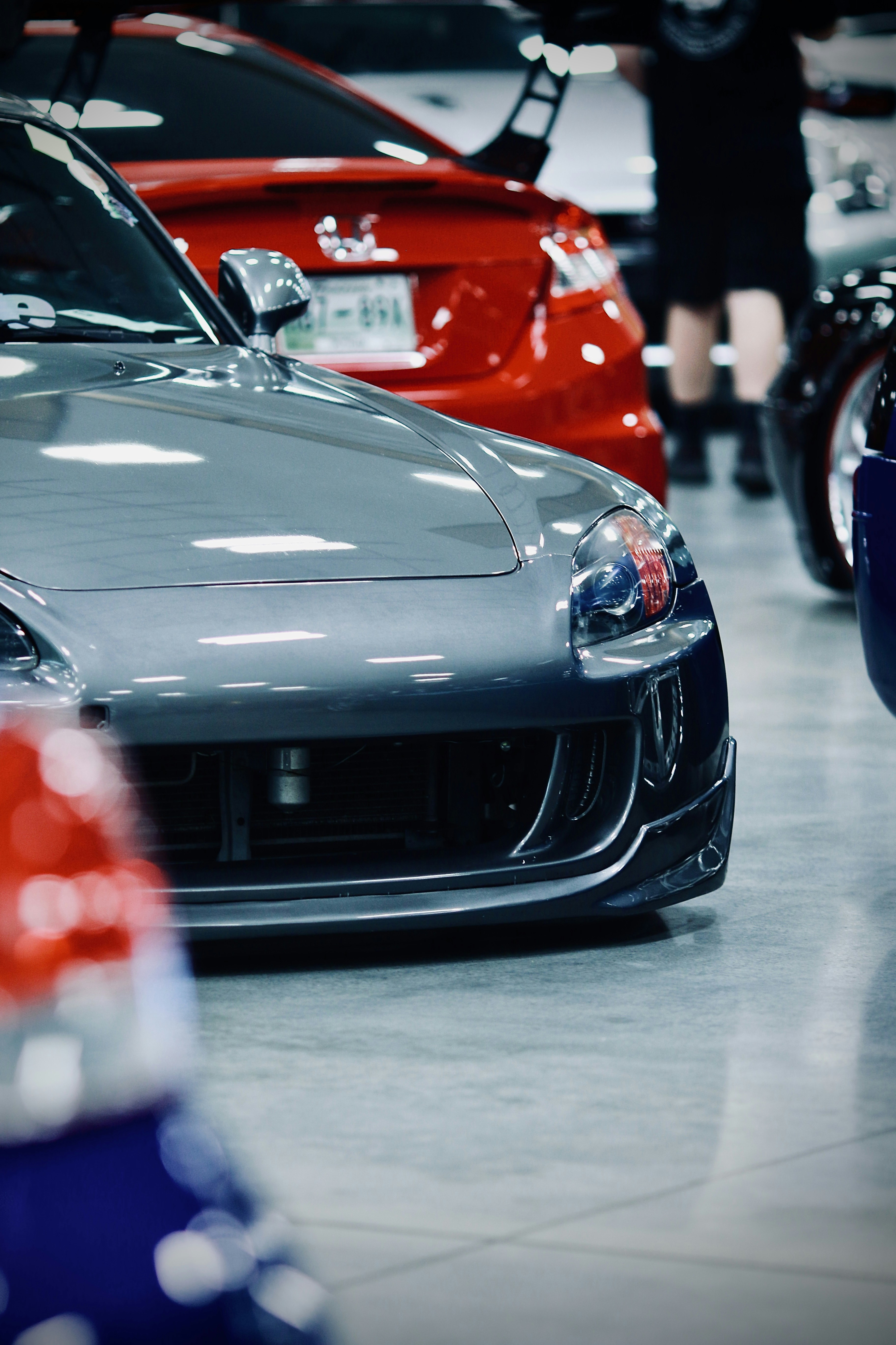 BMW Serie M gris en carretera