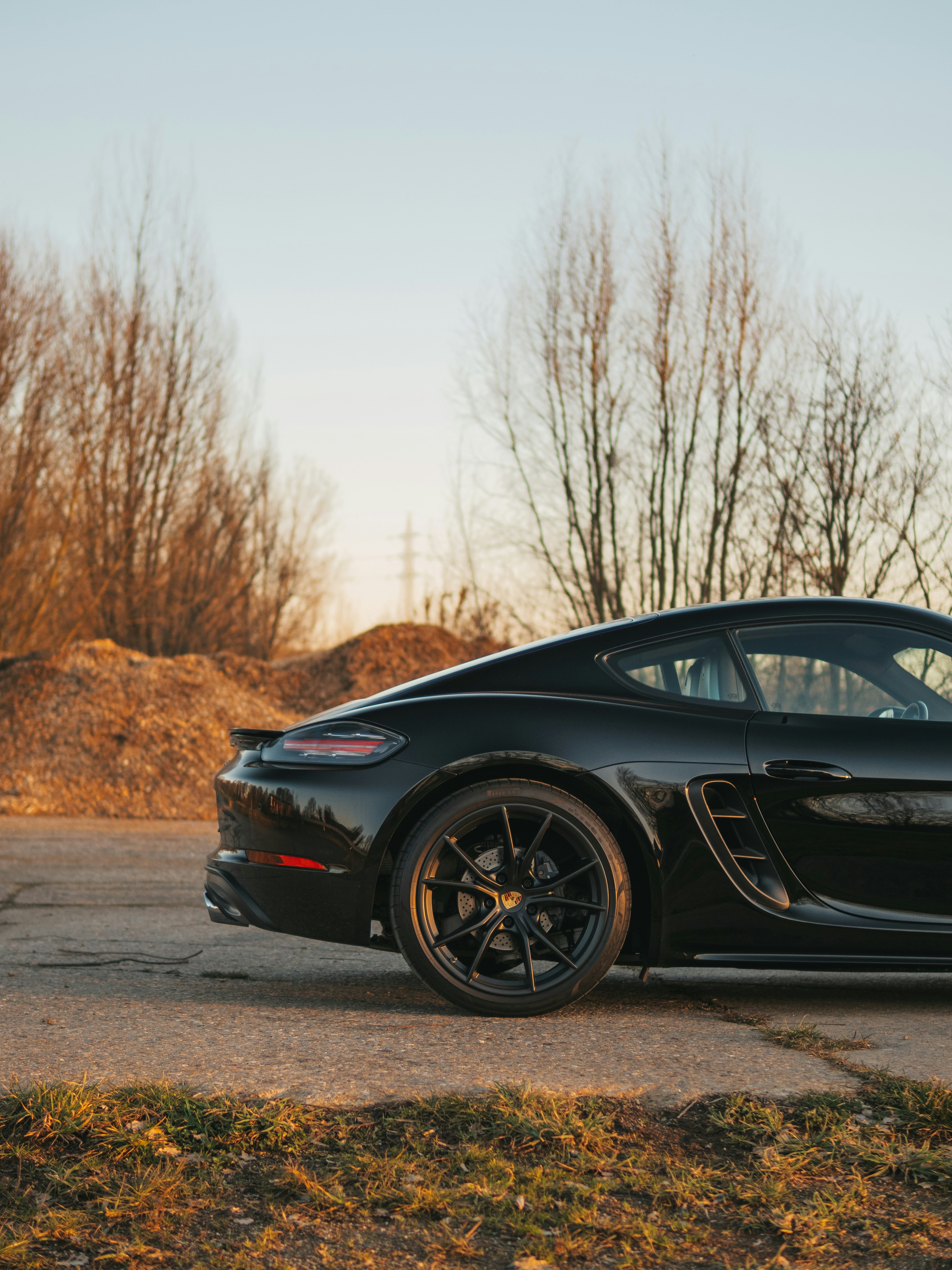 昼間に道路に駐車した黒のポルシェ 911の写真 Unsplashで見つける車の無料写真