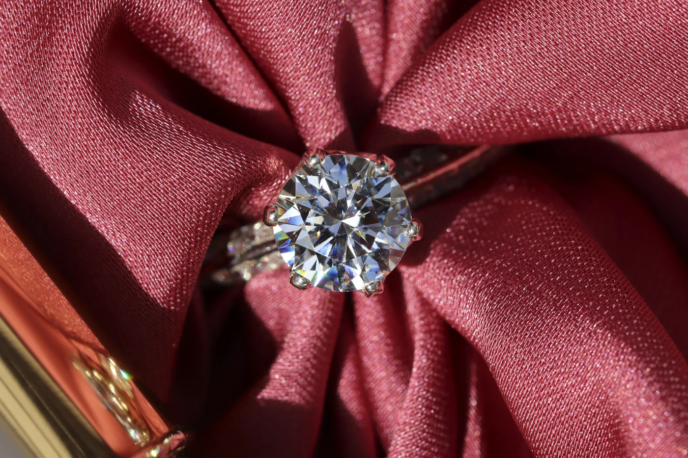 Anillo con diamante y esmeralda en joyería de alta gama