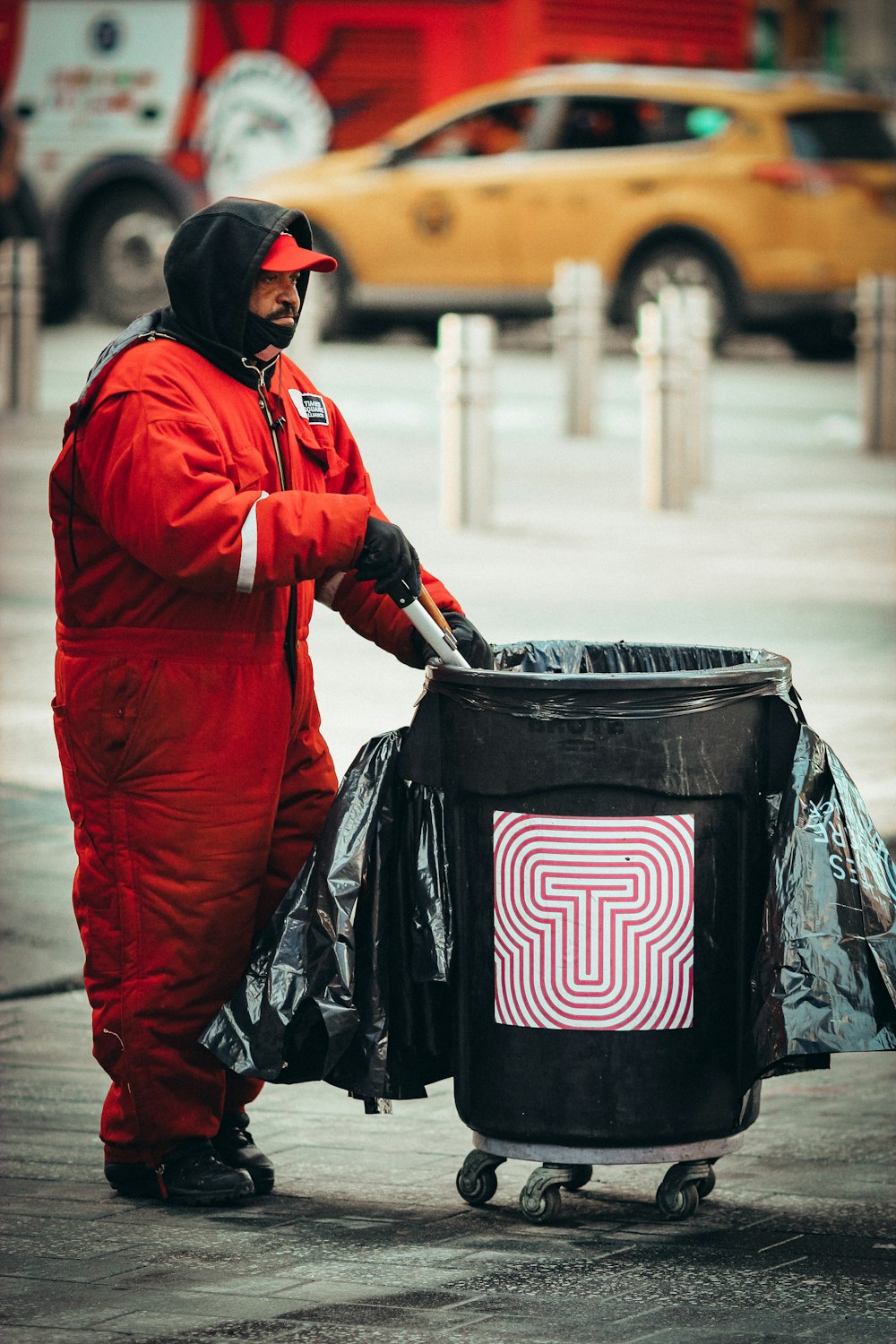 Foto persona con chaqueta roja que lleva mochila nike negra y rosa – Imagen  Fotografía callejera gratis en Unsplash