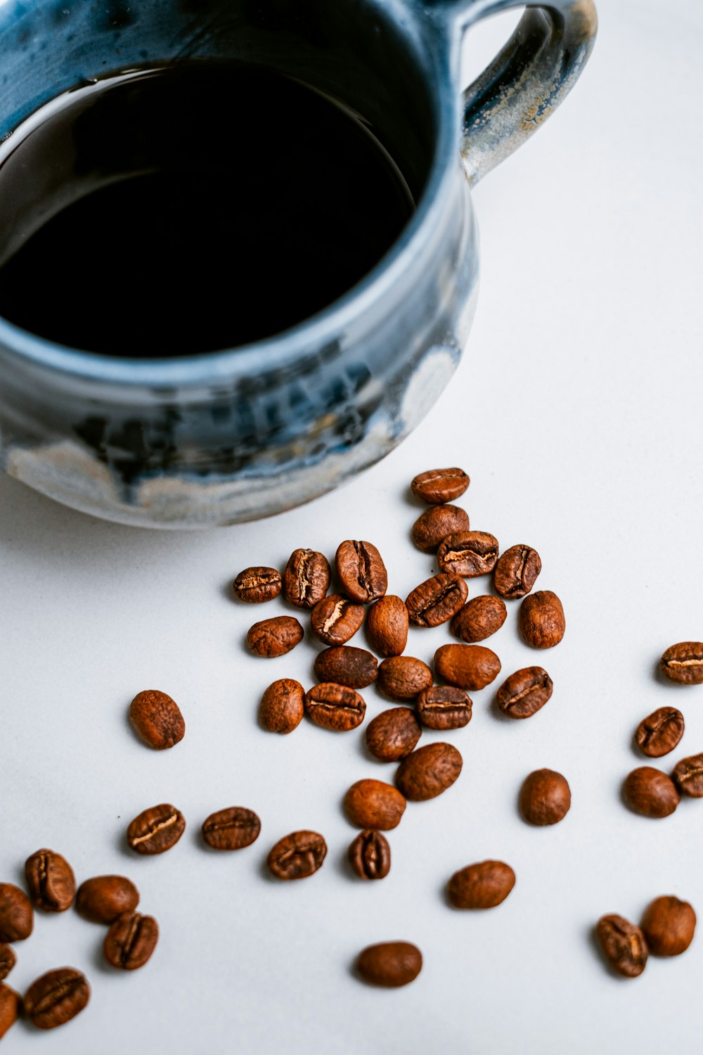 grains de café sur table blanche