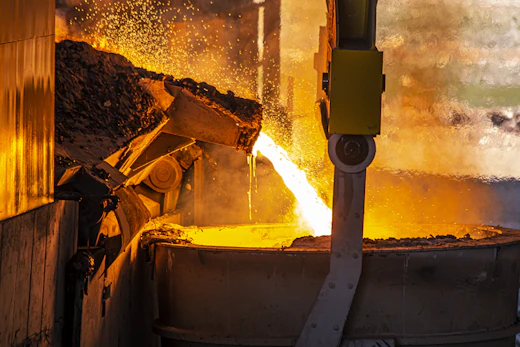 Molten metal pour in a foundry