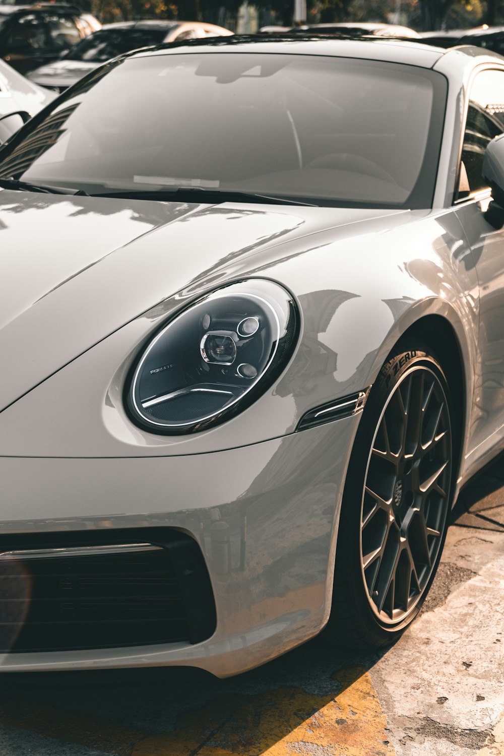 Porsche 911 blanco sobre tierra marrón