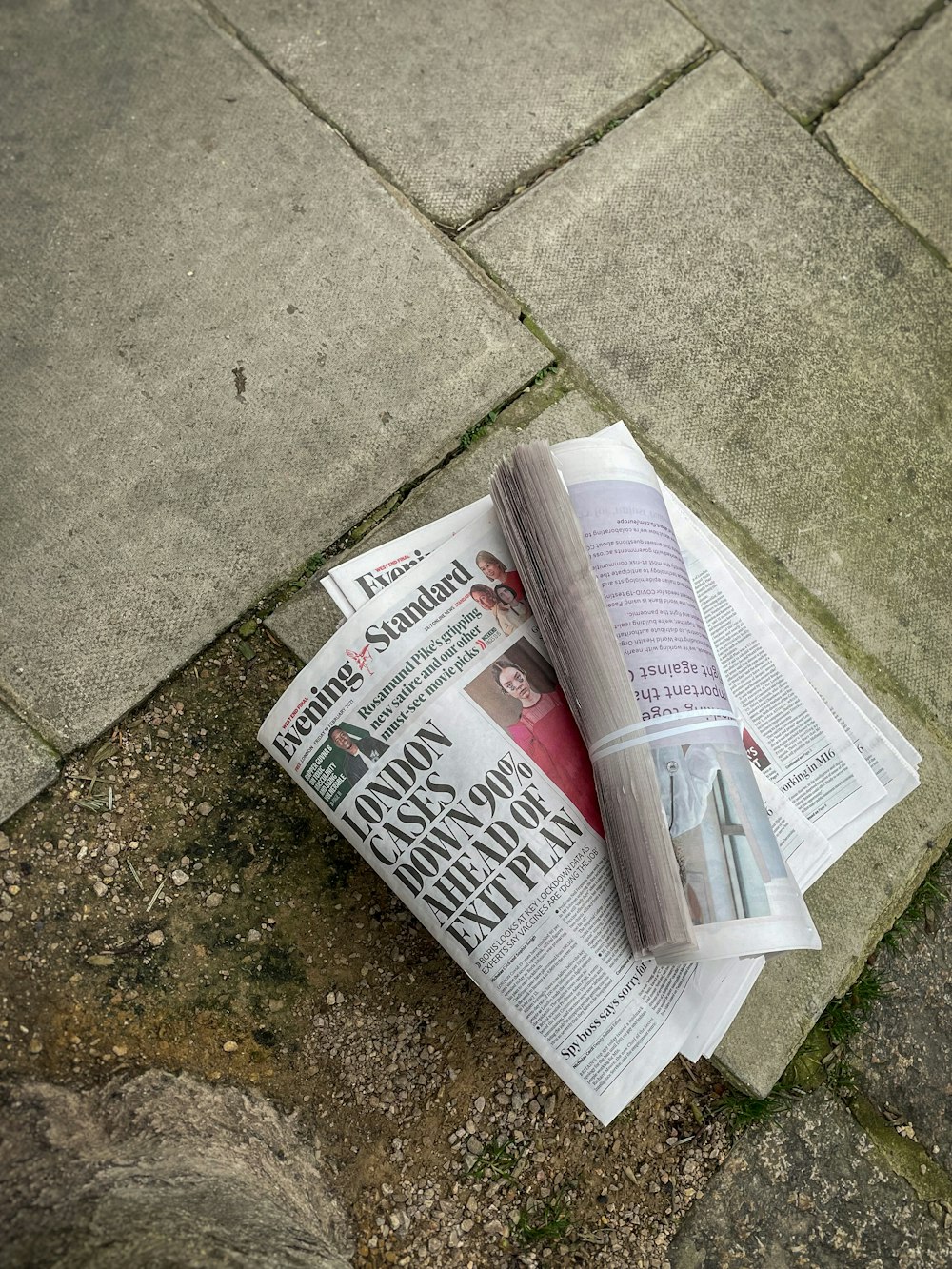 灰色のコンクリートの床に白い新聞紙