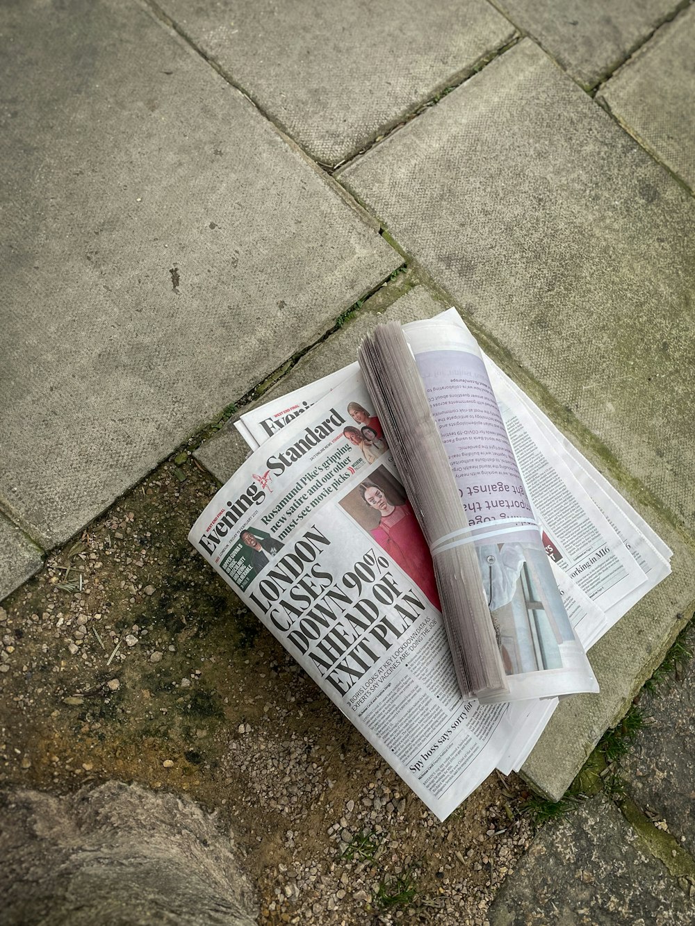 papier journal blanc sur sol en béton gris