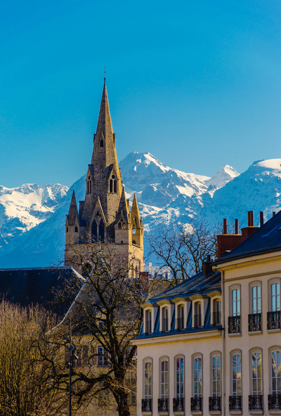 Grenoble au pied des montagnes
