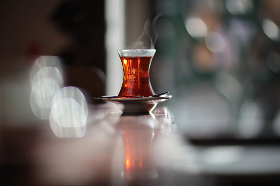 Demli çay ve sıcak ekmek
