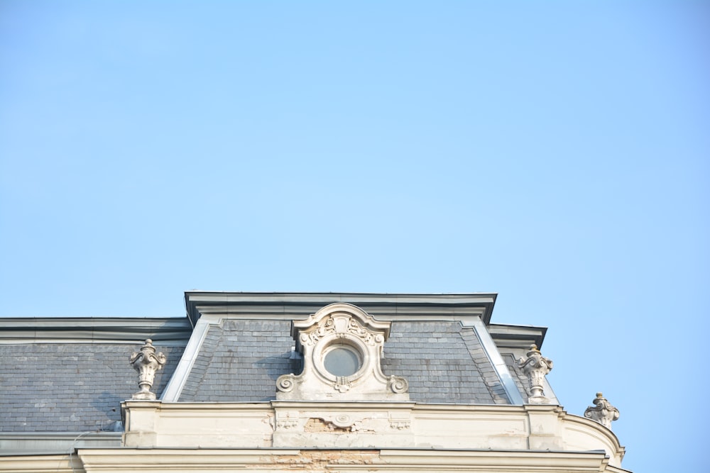 Weißes Betongebäude unter blauem Himmel tagsüber