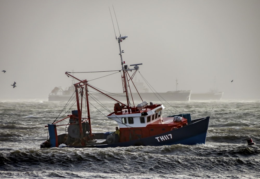 Barco rojo y blanco en el mar durante el día