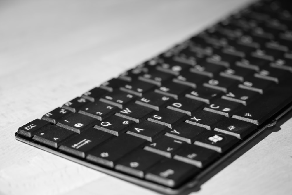 흰색 테이블에 검은 컴퓨터 키보드
