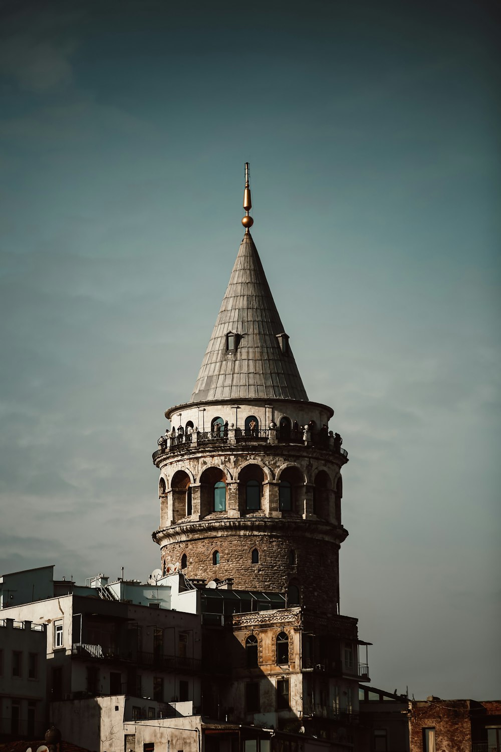 Edificio de hormigón marrón y gris bajo cielo gris