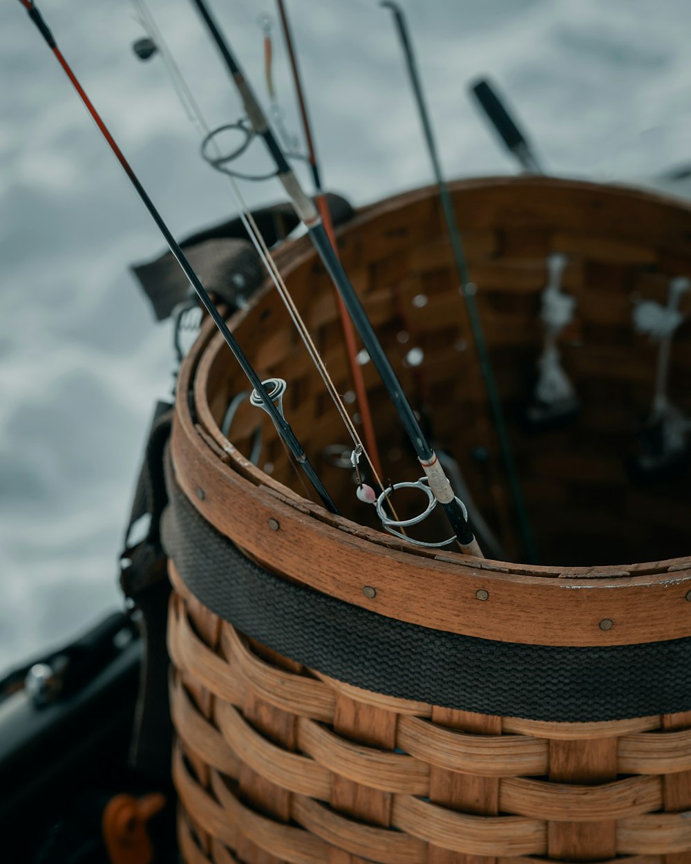 cesto in legno marrone con rete da pesca argentata