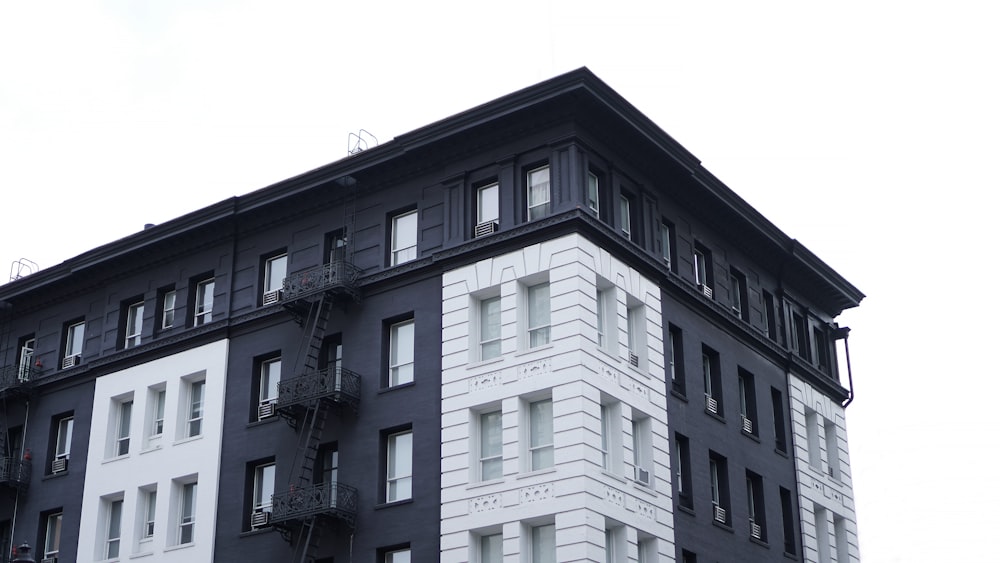 Edificio de hormigón blanco durante el día