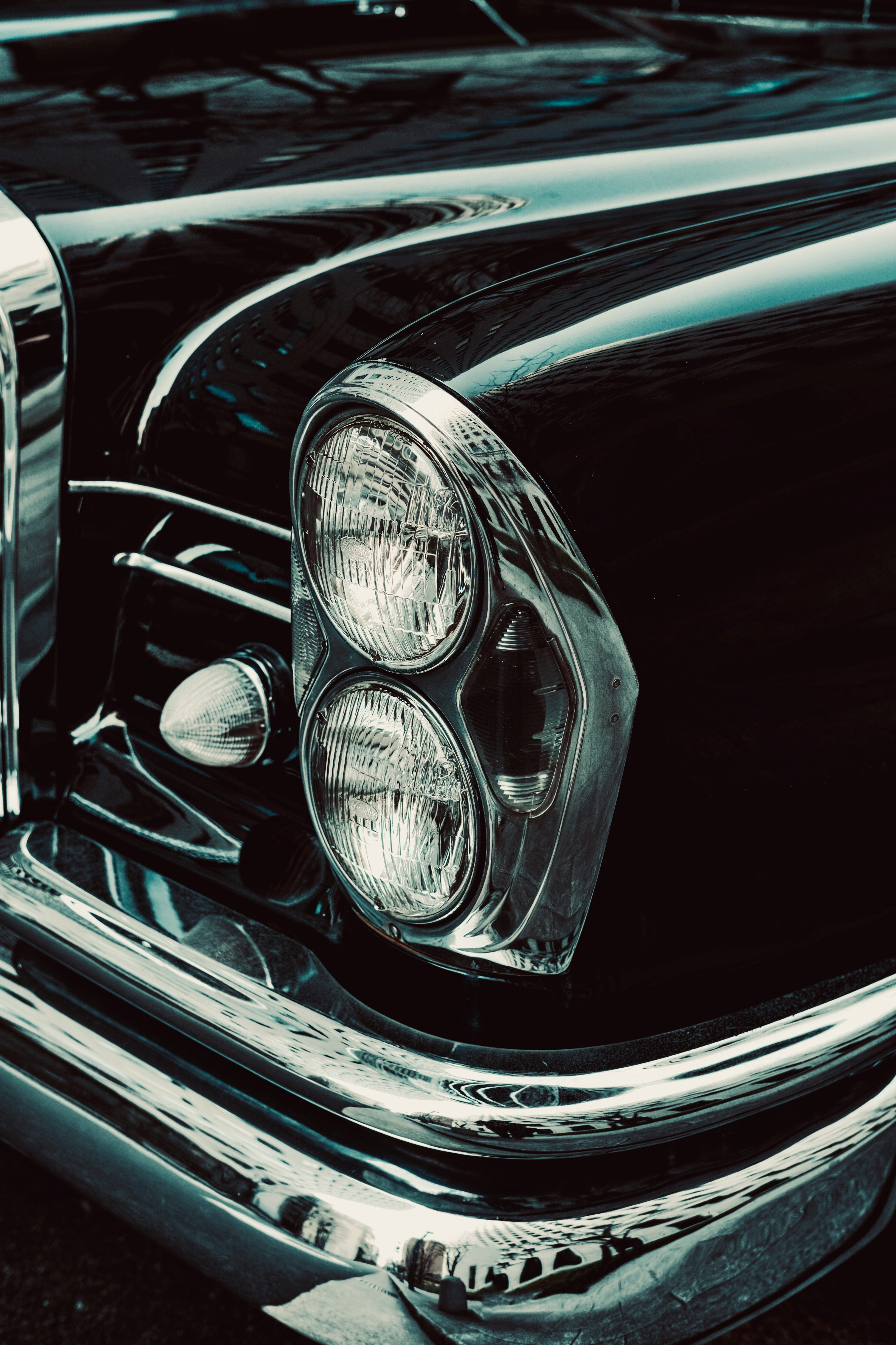 close up photo of car headlight