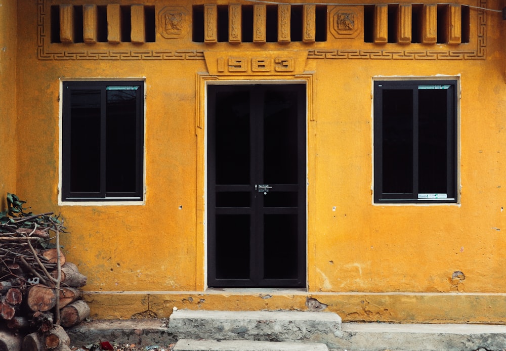 edifício de concreto amarelo e branco