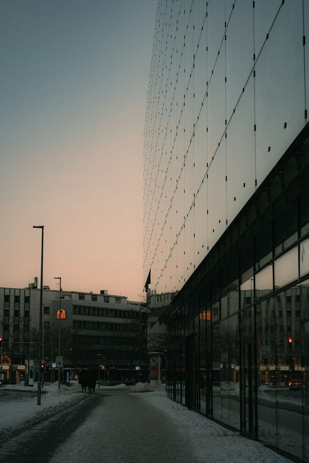 edifício de concreto branco e preto durante a noite