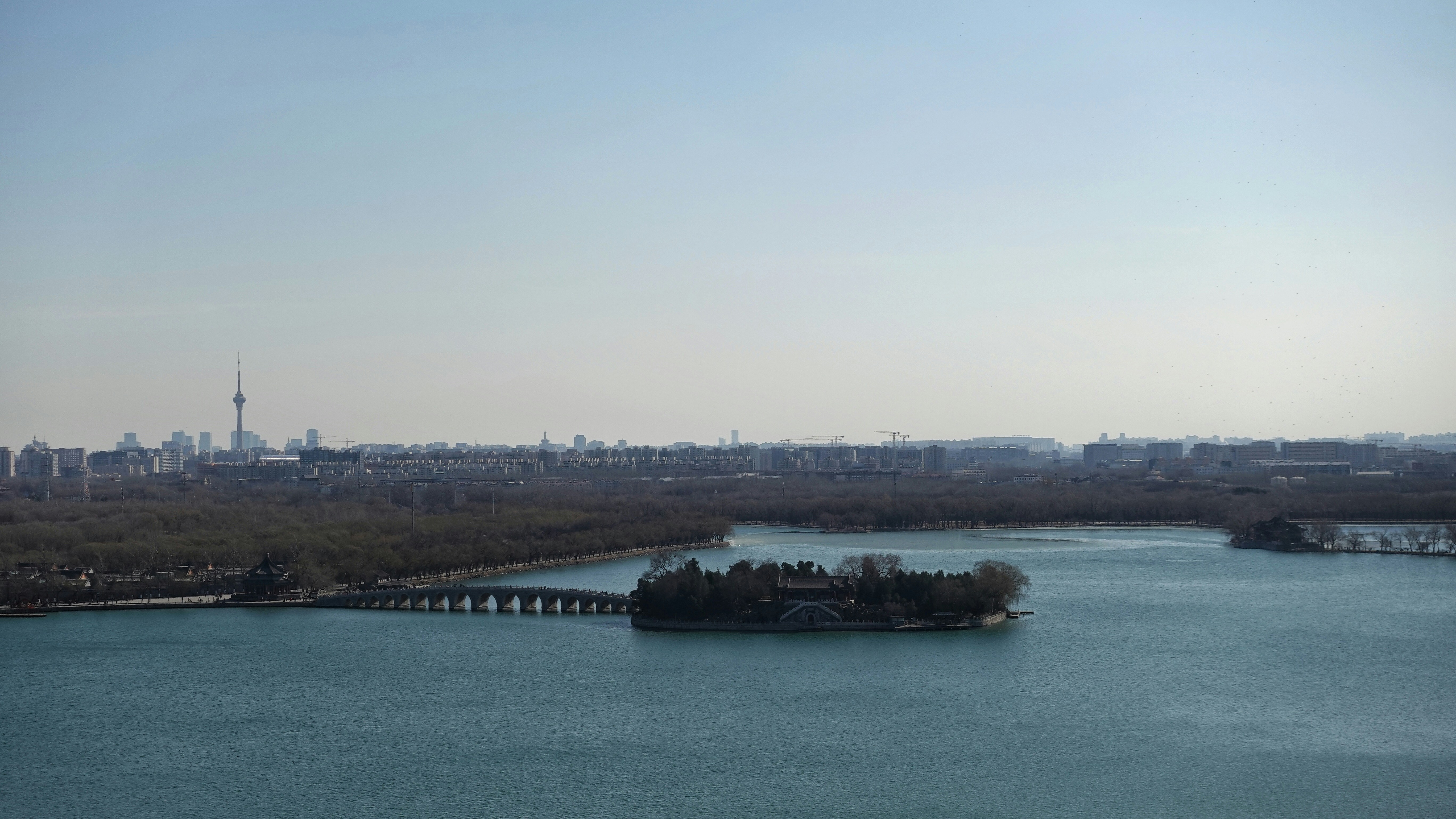 pont au-dessus de la mer pendant la journée