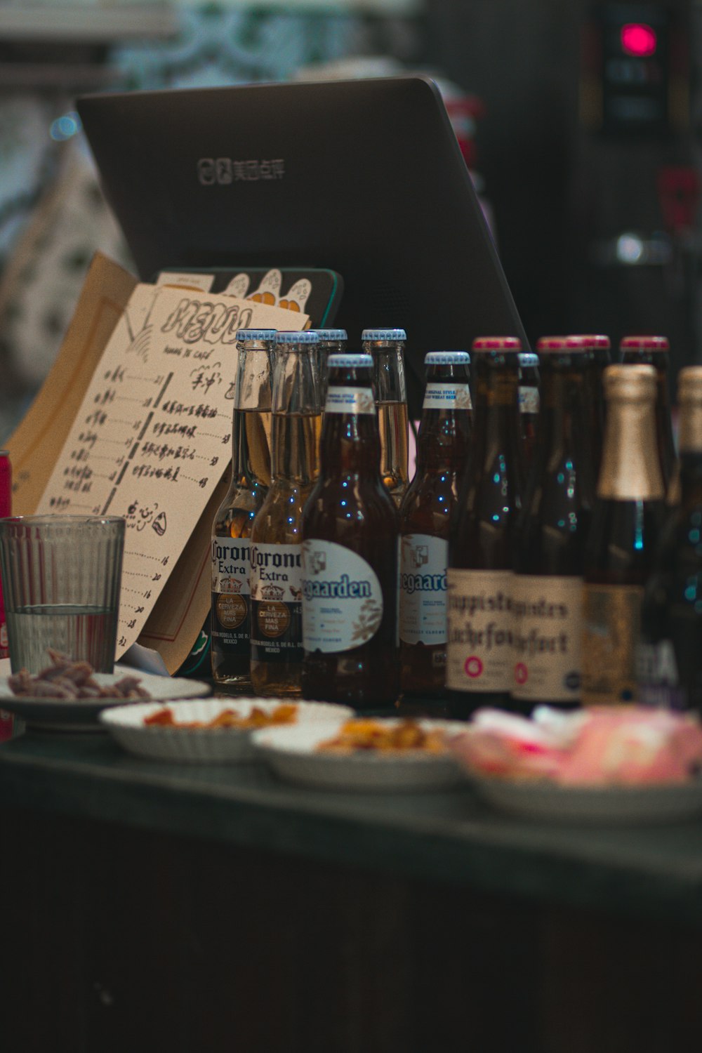 Botellas de vidrio marrón sobre la mesa