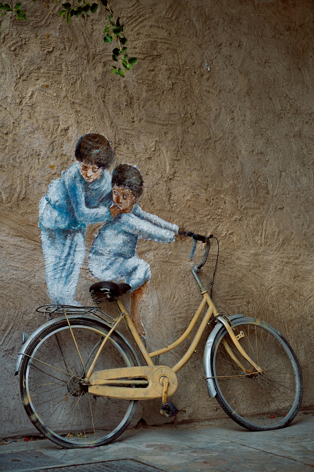 Hombre y mujer montando en bicicleta