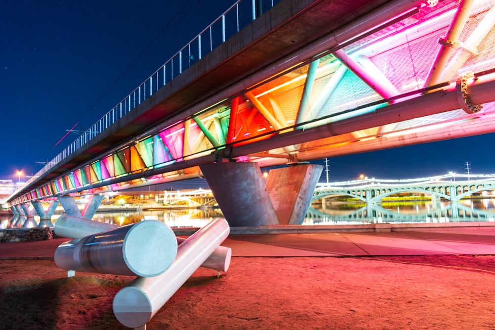 Braune und weiße Betonbrücke während der Nachtzeit