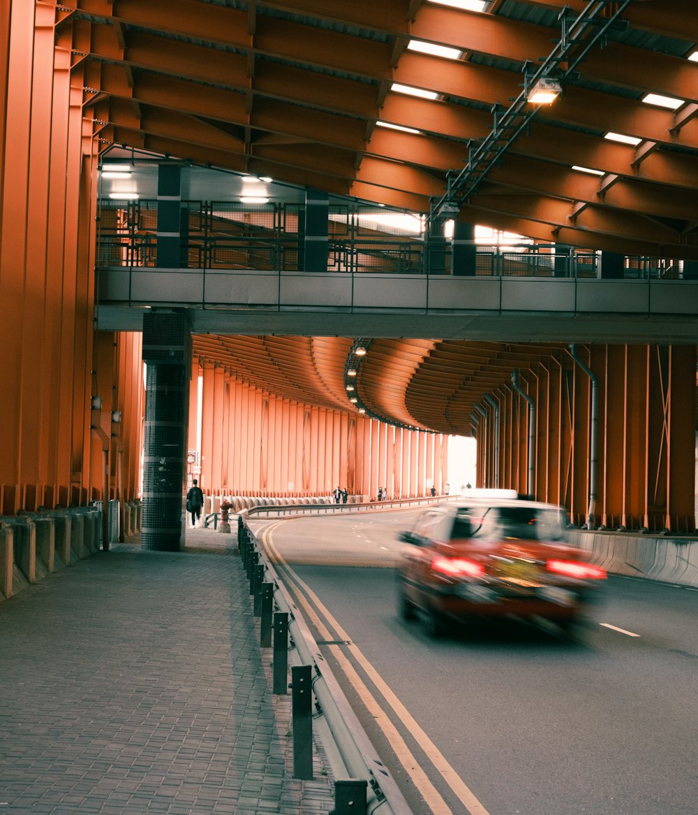 Coche rojo y blanco en el túnel