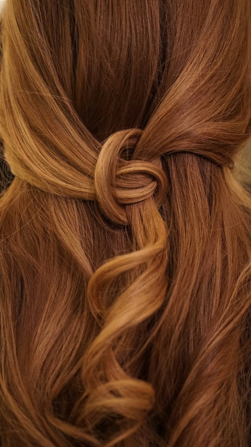 braune Haare auf weißem Textil