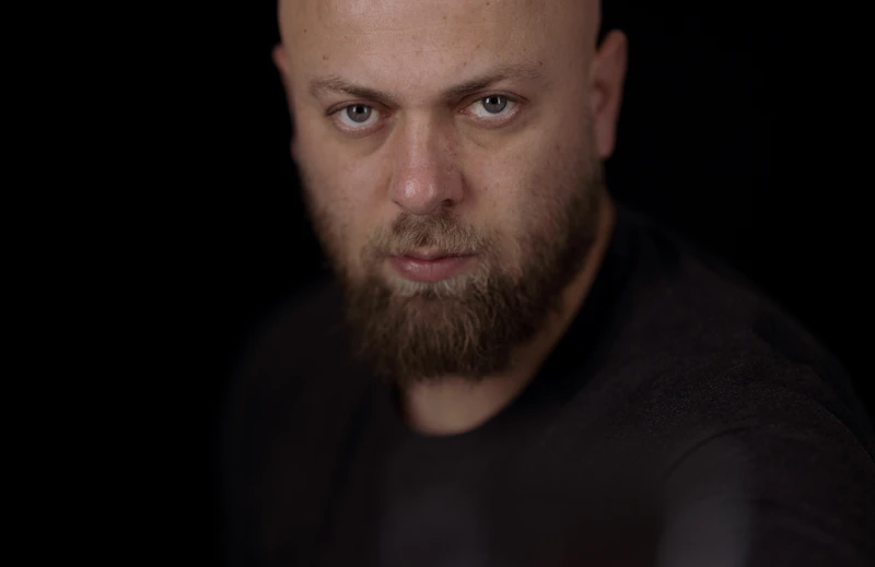 Przystojny mężczyzna w klasycznym czarnym t-shircie