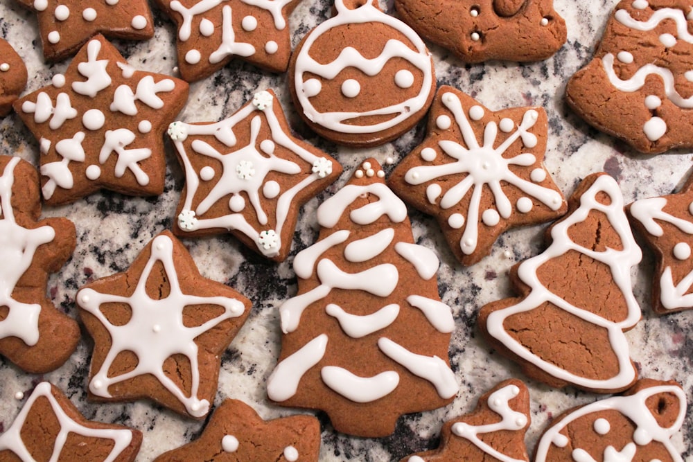 Galletas marrones y blancas con caramelos blancos en forma de estrella