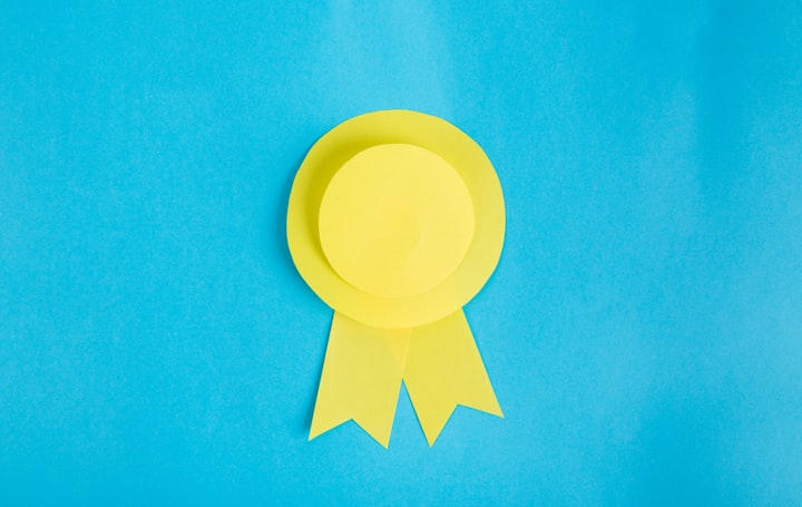 Gelbes Siegel aus Papier auf hellblauem Hintergrund