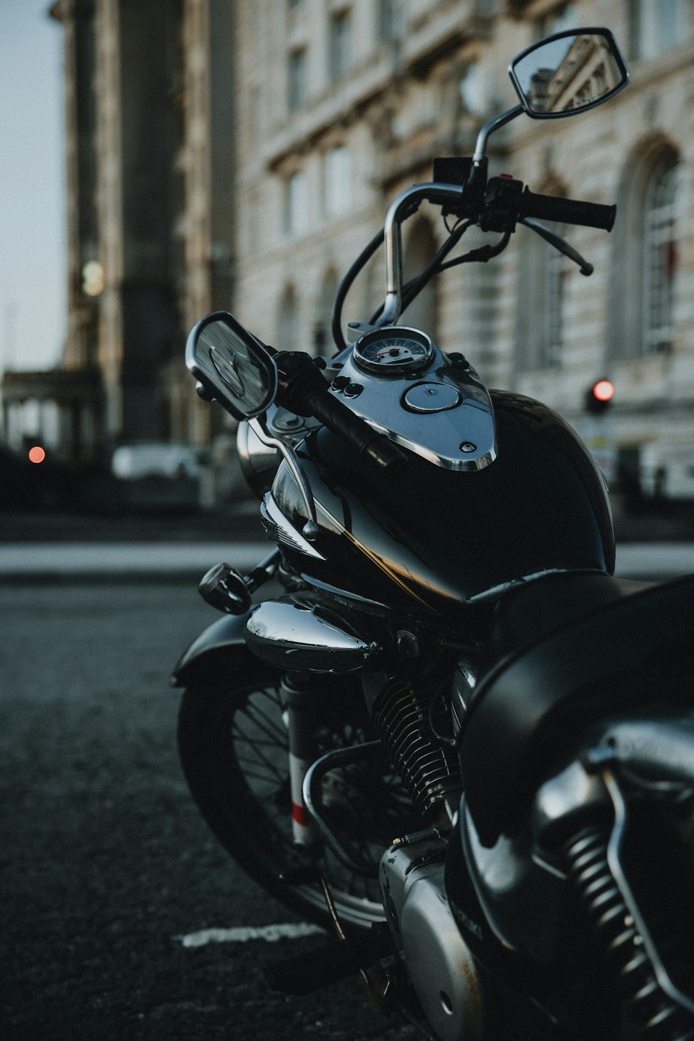 Motocicletta nera su strada durante il giorno