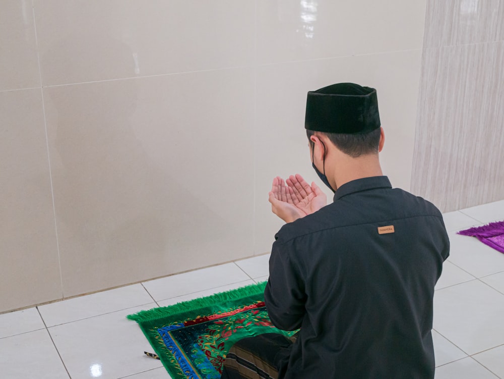 man in black long sleeve shirt and black cap